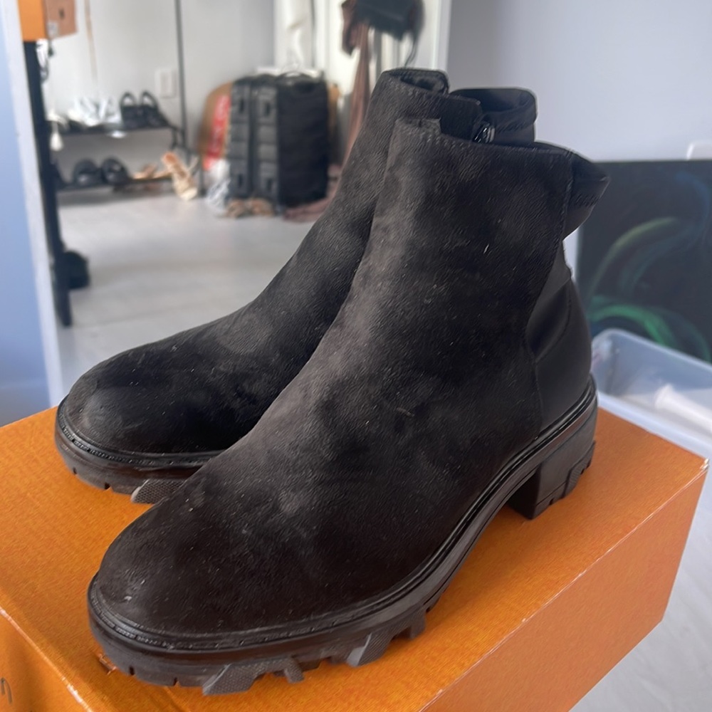 Fall short suede boot